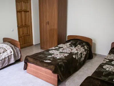 Трехместный номер эконом-класса с общей ванной комнатой — фото 2