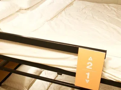 Двуспальная кровать в общем номере для мужчин и женщин — фото 5